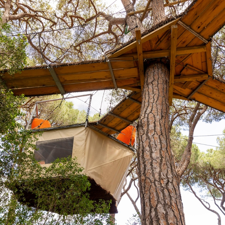 Suspended panoramic suite