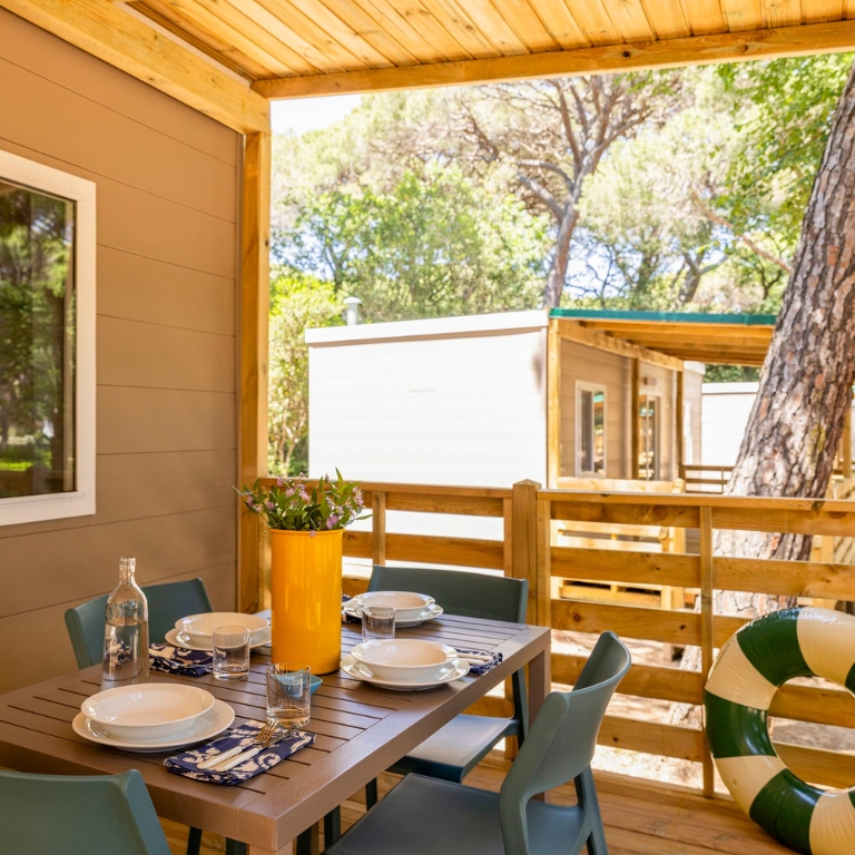 Veranda coperta arredata