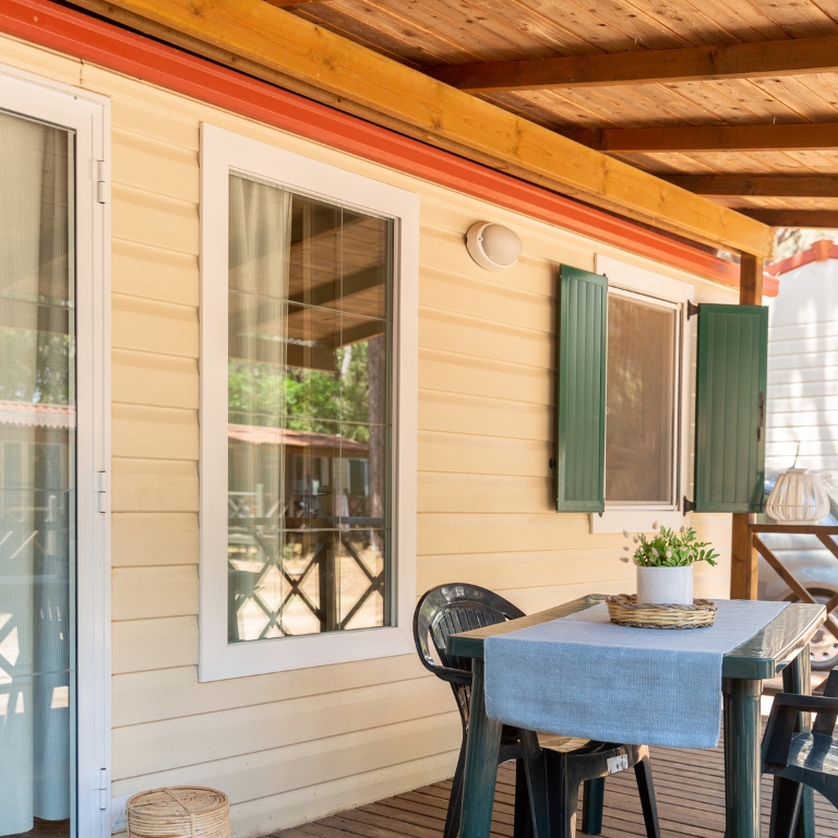 Veranda coperta arredata