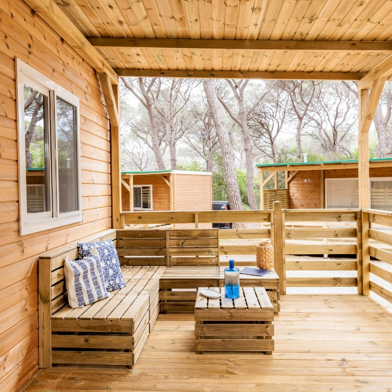 Large furnished outdoor patio